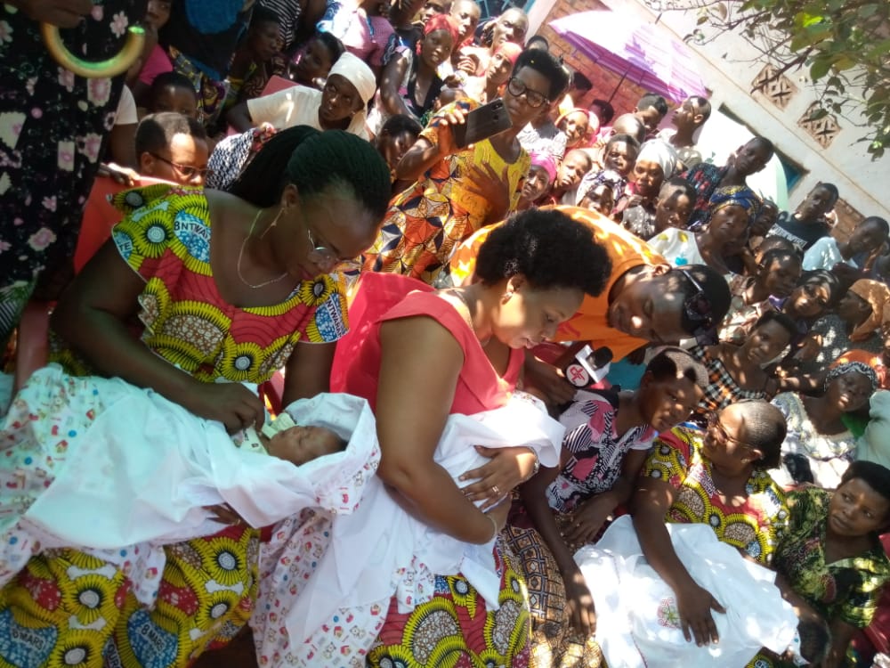 BURUNDI : Visite des BAKENYERERARUGAMBA à une famille de triplets à RUGOMBO / CIBITOKE