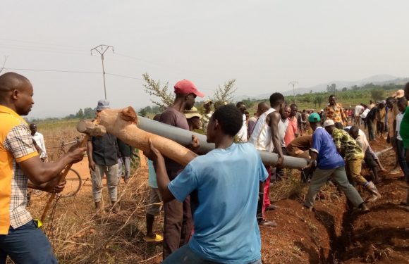 BURUNDI : TDC – Placer des tuyaux menant l’eau potable aux maisons de RUGOMBO / CIBITOKE
