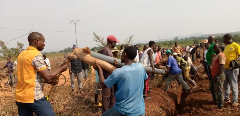 BURUNDI : TDC – Placer des tuyaux menant l’eau potable aux maisons de RUGOMBO / CIBITOKE