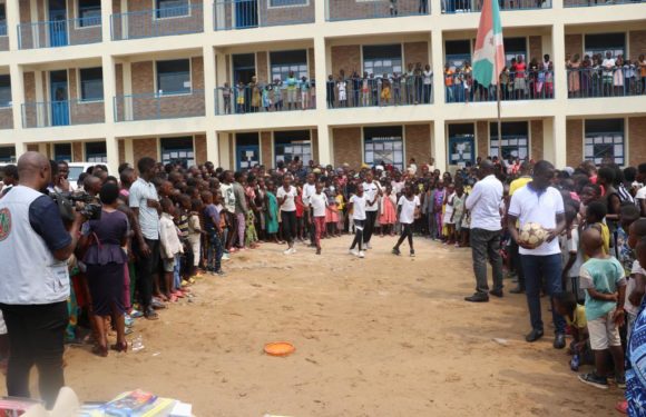 BURUNDI : Remise d’un don de kits scolaires à MUHA / BUJUMBURA
