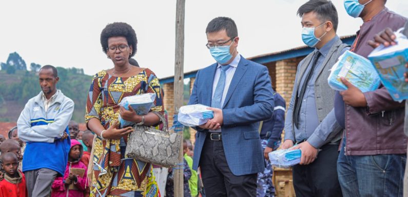 BURUNDI: Remise de 6.000 cahiers aux écoles comunales de MUGONGOMANGA / BUJUMBURA