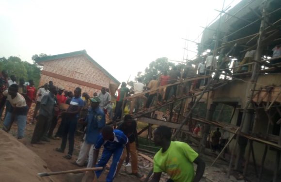 BURUNDI : TDC – Les IMBONERAKURE de VUMBI construisent LE BUREAU COMMUNAL / KIRUNDO