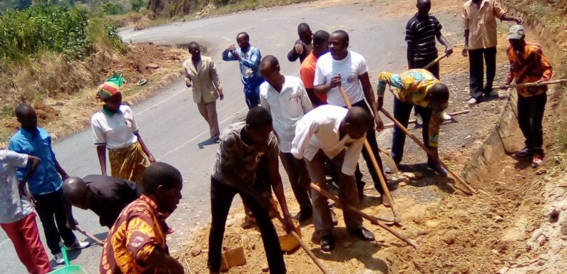 BURUNDI : TDC – curer les caniveaux sur la route RN9 à MUSIGATI / BUBANZA