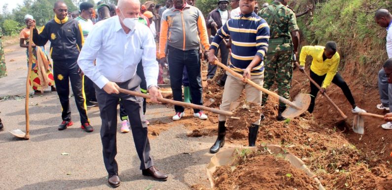 BURUNDI : TDC – Curer les caniveaux le long de la route RN6 à KAYANZA
