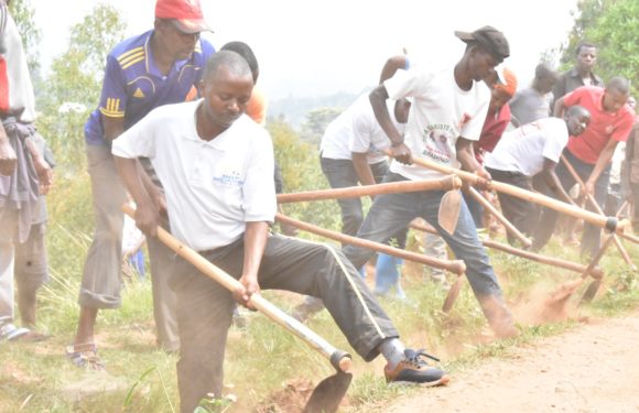 BURUNDI : TDC – Entretien des caniveaux de la route RN2 à MURAMVYA