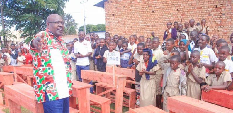 BURUNDI : Le CNDD-FDD RUTANA offre plus de 1.200 pupitres aux écoles locales