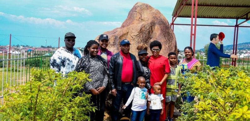 BuRuNDi : Visite touristique de la pierre de Livingstone et Stanley à KaBeZi / BuJuMBuRa