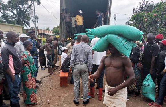 BuRuNDi : Livraison des engrais aux agriculteurs de BuBaNZa