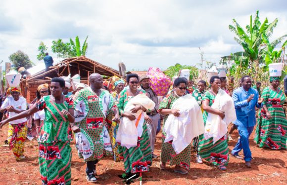 Burundi / CNDD-FDD : Les Abakenyererarugamba visitent une famille avec des triplés / Rutana