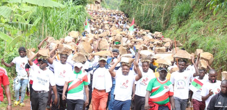Burundi : TDC – Les imbonerakure d’ Isare construisent leur salle de réunion à Rushubi / Bujumbura