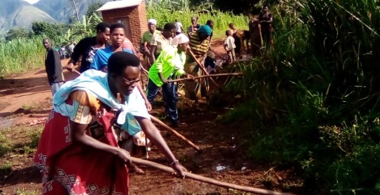 Burundi : TDC – Les Bakenyererarugamba CNDD-FDD remettent en état une route à Muresi / Makamba