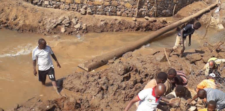 Burundi : TDC – Le CNDD-FDD Makamba construit un pont reliant les collines Nyankara et Gikurazo