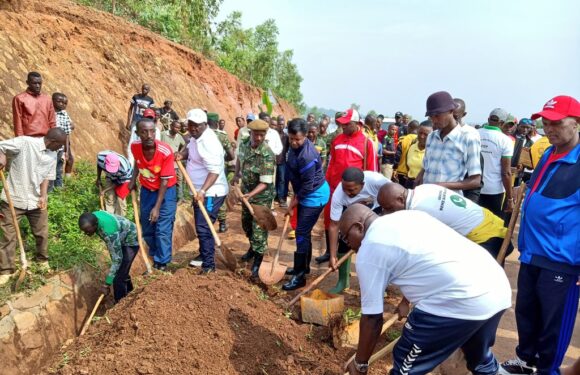 Burundi : TDC – Déboucher le caniveau sur la RN14 Gasenyi – Nemba / Kirundo