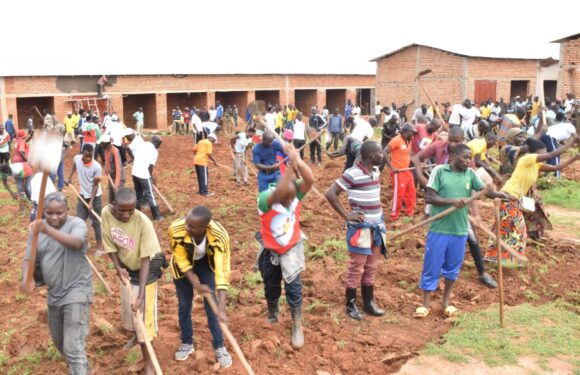 Burundi : TDC – Entretien de la cour intérieur du marché de Kirehe / Cankuzo