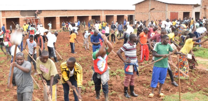 Burundi : TDC – Entretien de la cour intérieur du marché de Kirehe / Cankuzo