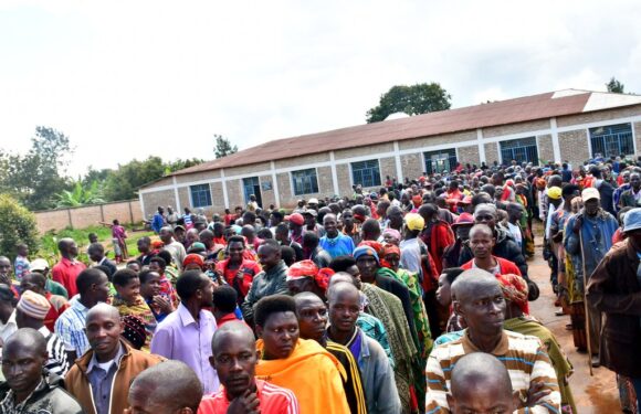 Burundi : Le gouverneur Cishahayo en zones Mubogora et Muhanga, à Muhanga / Kayanza