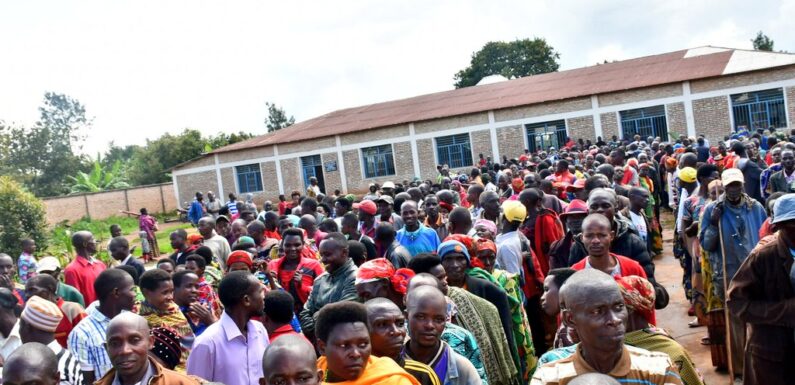 Burundi : Le gouverneur Cishahayo en zones Mubogora et Muhanga, à Muhanga / Kayanza
