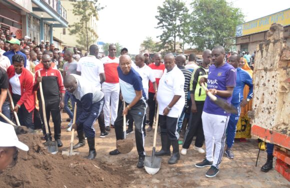 Burundi : TDC – Curer le caniveau de la 10ème avenue à Buyenzi / Bujumbura