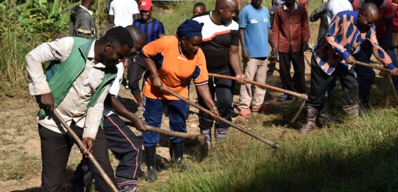 Burundi : TDC – Ndadaye Denise et les citoyens de Mugina mobilisés à l’entretien routier à Cibitoke