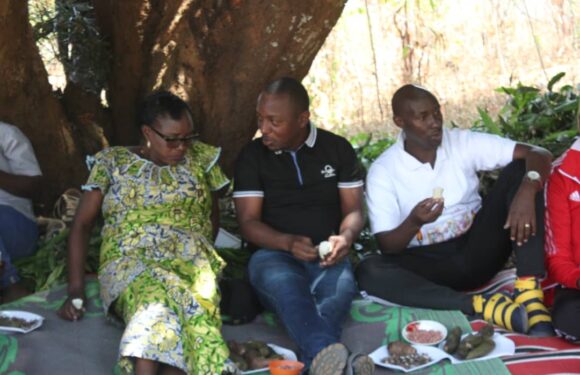 Burundi : Hon. Nkurunziza Fabrice et M. Nibitanga Olivier à la fête communale de Bukemba, Rutana