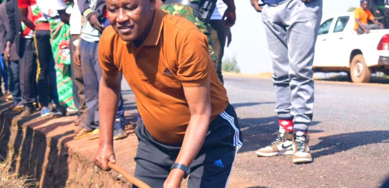 Burundi : Le Vice-Président cure les caniveaux de la route RN12 à Shombo, Karusi