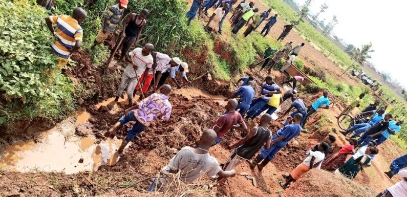 Burundi : Les citoyens de Cibitoke nettoient une rigole