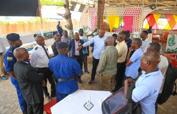 Burundi : Visite du maire de Bujumbura Hatungimana à Safi Beach.