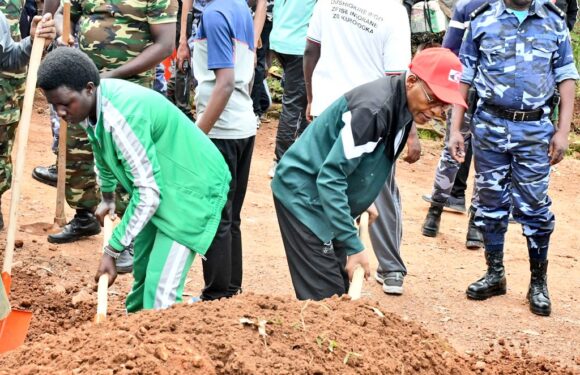 Burundi : Ndabirabe participe à la réparation des routes à Kayanza