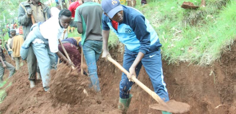 Burundi : Le gouverneur Ndikumasabo aux TDC en colline Ruvumu à Kiganda, Muramvya