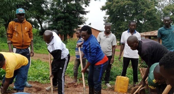 Burundi : Le Gouverneure de Ruyigi soutient un projet communautaire.