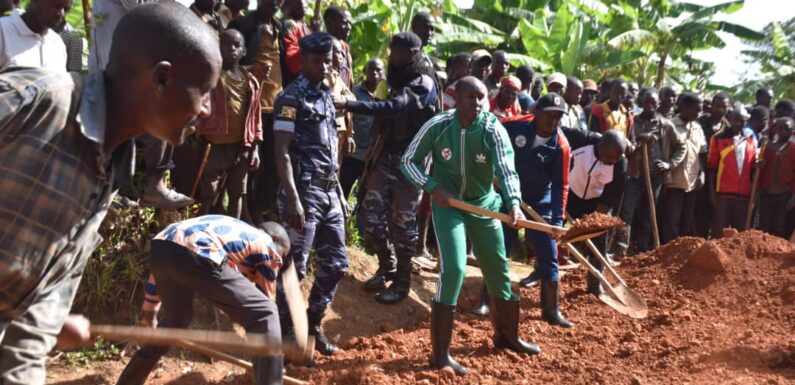 Burundi : Ministre et Vice-président du Sénat réparent les nids-de-poules à Musongati, Rutana