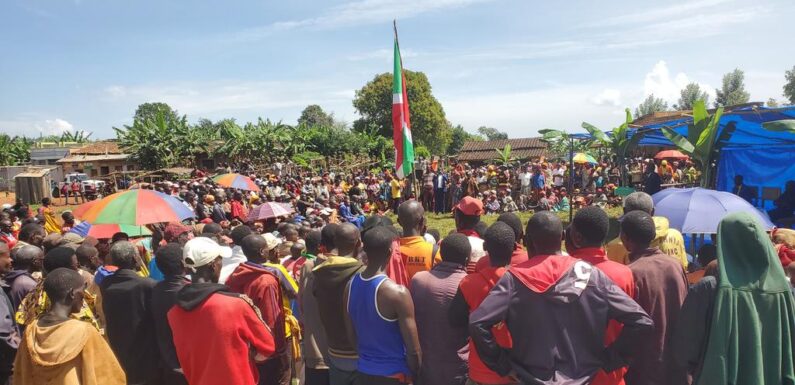 Burundi : Le gouverneur Ndikumasabo parle socio-économique à Kiganda, Muramvya.
