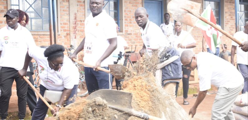 Burundi : TDC – Un groupe pave l’ECOFO Kabira à Kirundo.