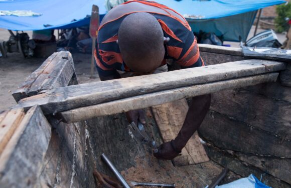 Burundi : Au port de Rumonge, Misigaro répare les bateaux.