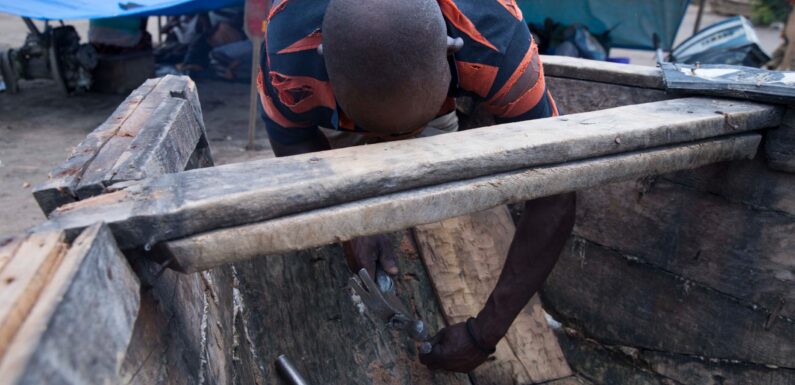 Burundi : Au port de Rumonge, Misigaro répare les bateaux.