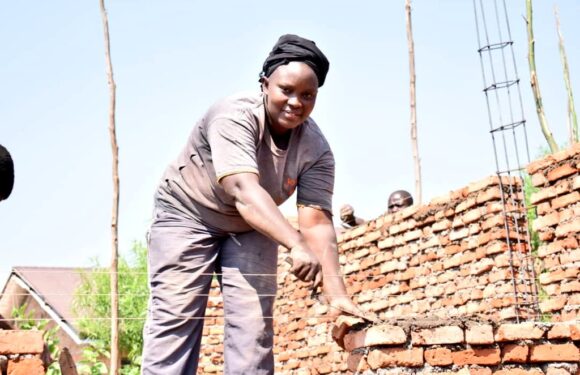 Burundi : Une femme maçonne construit des maisons à Bubanza.