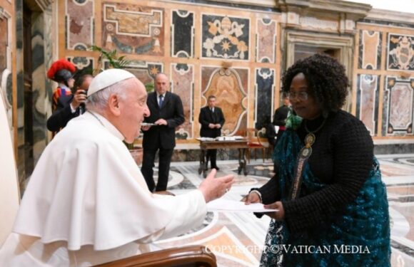 Burundi : Amb. Sendazirasa Annonciata présente ses lettres de créance au Vatican.