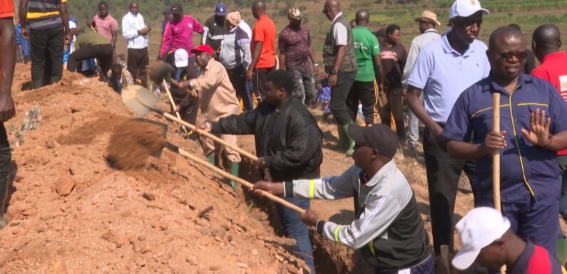 Burundi : Le Chef d’Etat trace des courbes de niveau à Mugozi, Bururi.