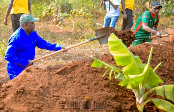 Burundi : Le Président trace des courbes de niveau à Ruhande, Gitega.