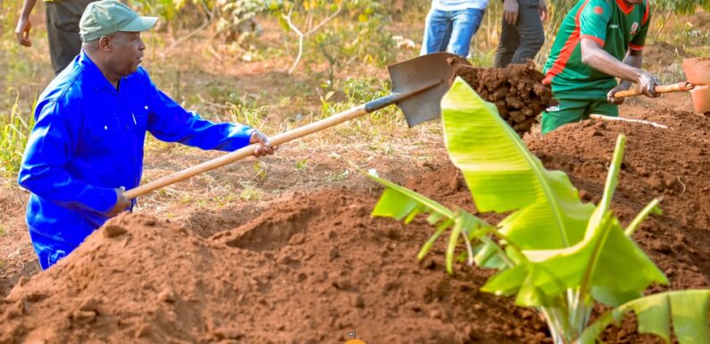 Burundi : Le Président trace des courbes de niveau à Ruhande, Gitega.