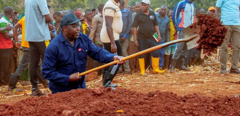 Burundi : Le chef d’état trace des courbes de niveau à Kayogoro, Makamba.