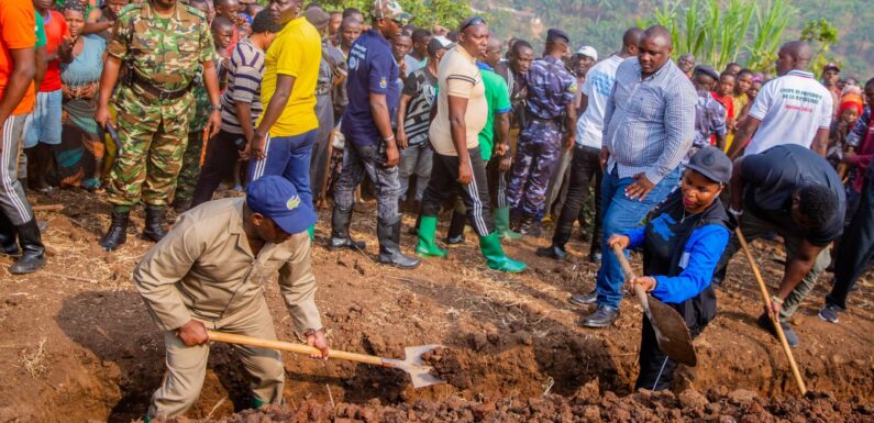 Burundi : Le couple présidentiel trace des courbes de niveau à Bugarama, Rumonge.