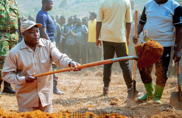 Burundi : Le Président, pelle en main, trace des courbes de niveau à Butaganzwa, Ruyigi.