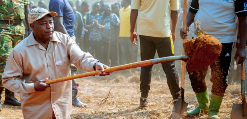 Burundi : Le Président, pelle en main, trace des courbes de niveau à Butaganzwa, Ruyigi.