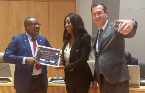 Burundi / Belgique : L’Ambassadeur Ntahiraja Thérence reçoit un prix d’honneur à Bruxelles.