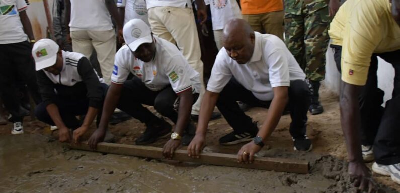 Burundi : Le Vice Président Bazombanza pave le local d’une future maternité à Rumonge.