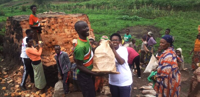 Burundi : Le CNDD-FDD soutient les déplacés par les TDC en zone Mwaro.