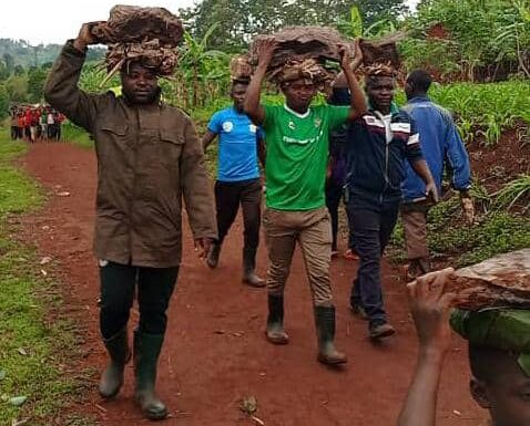 Burundi : Le CNDD-FDD Karusi aide un ancien combattant à Nyagoba.