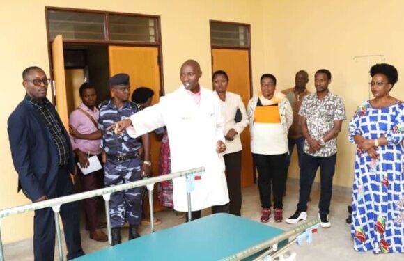 Burundi : Visite parlementaire à l’hôpital communal de Gasorwe à Muyinga.