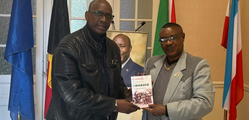 Burundi : L’ambassadeur Ntahiraja reçoit Rugigana Joseph et son livre sur Ndadaye.